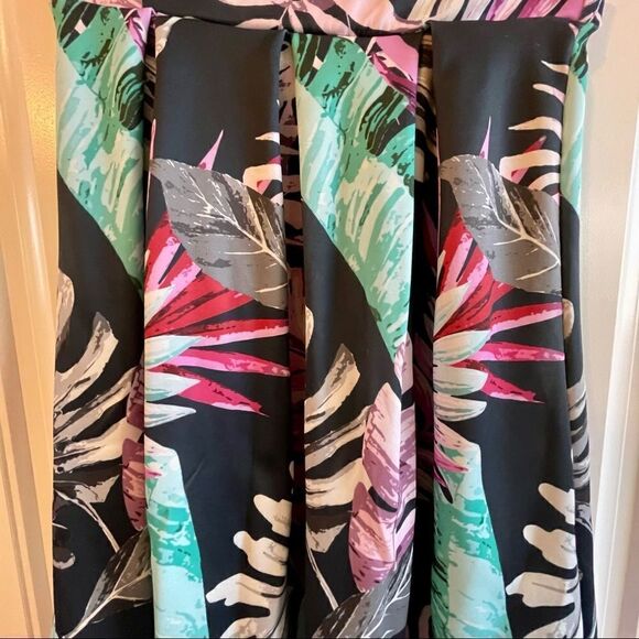 Boohoo Black Floral Full Midi Skater Skirt; SZ 10; Excellent used condition - Picture 4 of 7